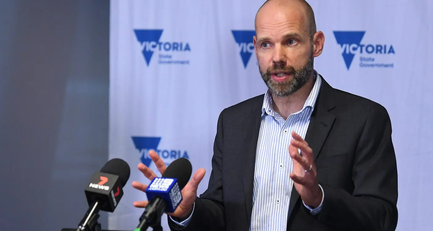 Masks back as Vic COVID-19 outbreak grows