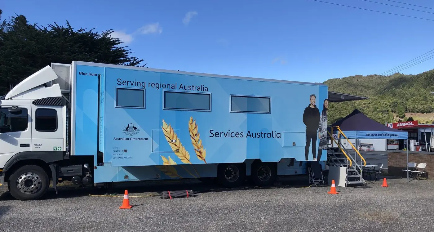 Blue Gum bus rolling into Beechworth on Friday