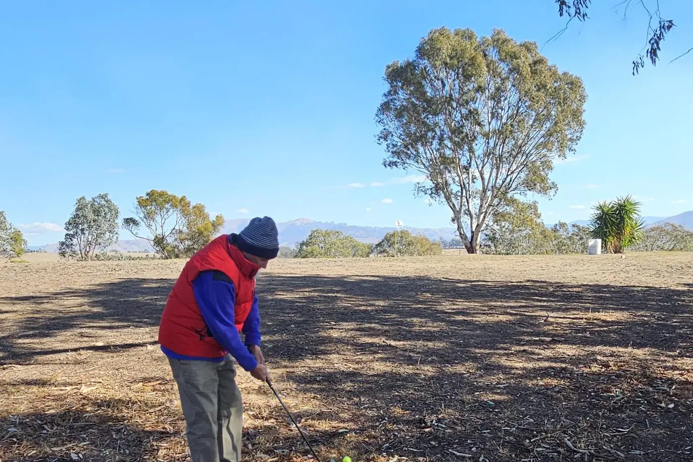 MIDAS TOUCH: Andy Croome chips towards the green at Tallangatta on Sunday.