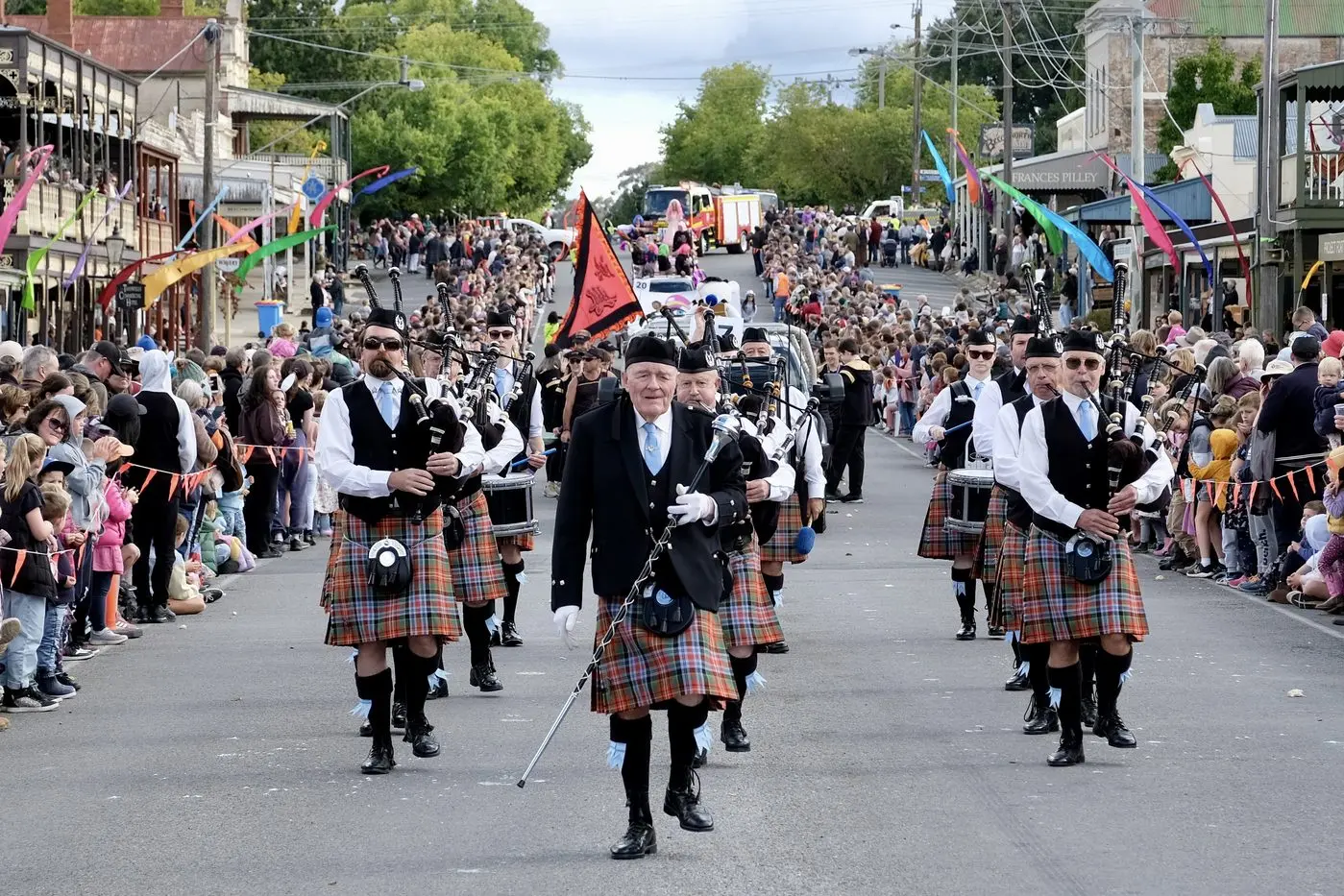 MAJOR ATTRACTION: The Albury Wodonga Pipes and Drums band marched down Ford Street at this year\\'s Golden Horseshoes Festival, as crowds lined the streets of Beechworth. PHOTOS: Golden Horseshoes Festival committee