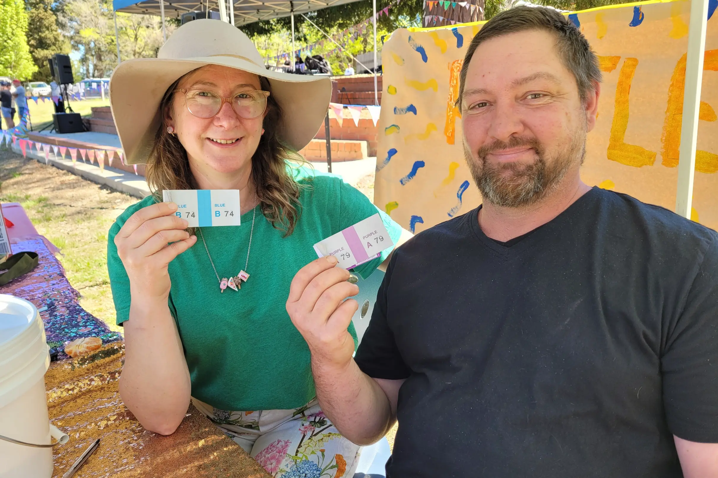 <p>SPECIAL TIMES: Beechworth\\u2019s Natalie Evans and partner Jeremy Gladstone who helped out with the raffle both had attended Beechworth Primary School. PHOTO: Coral Cooksley</p>\\n