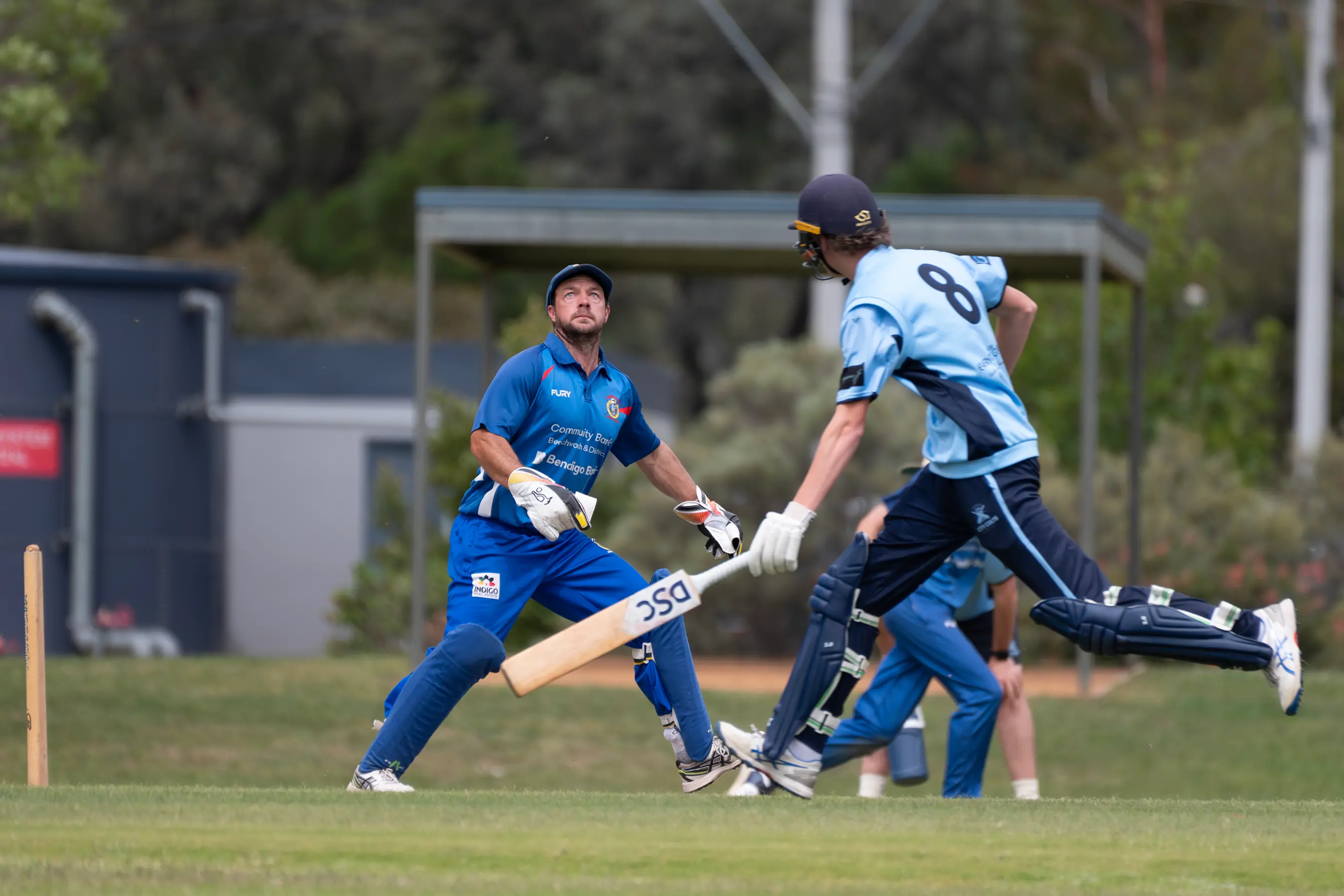 <p>EYES UP: Brenton Surrey looks to secure the ball into the gloves as Beechworth went onto a thrilling win against City Colts last Saturday. PHOTO: Melissa Beattie</p>\\n
