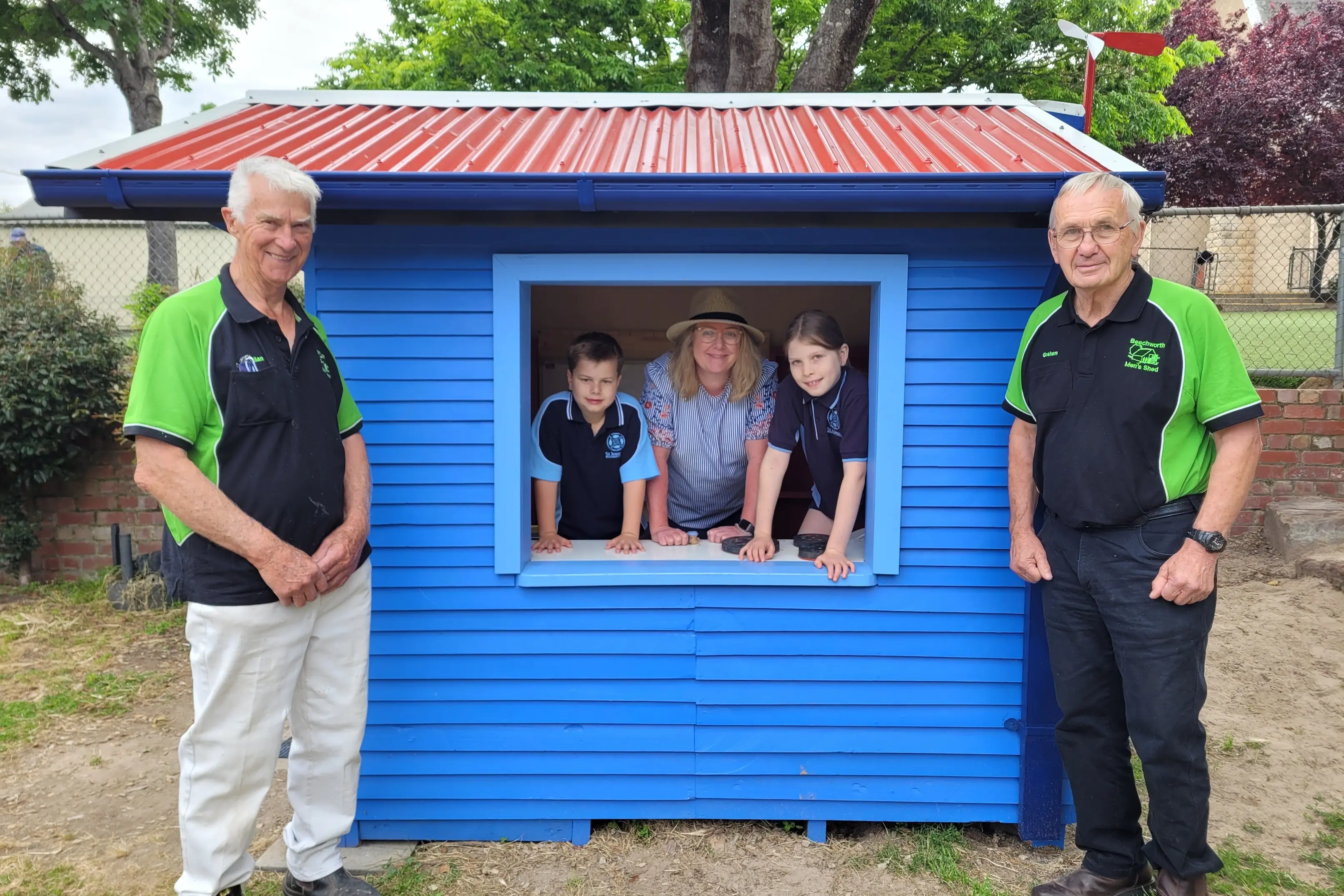 <p>HAPPY: Beechworth Men\\u2019s Shed member Allan Mansfield (left) and president Graham Lade (right) with St Joseph\\'s Primary School year 2 student Oliver Batey, principal Carly Avery and year 4 student Hazel Donoghue in the fun cubby house. PHOTOS: Coral Cooksley</p>\\n