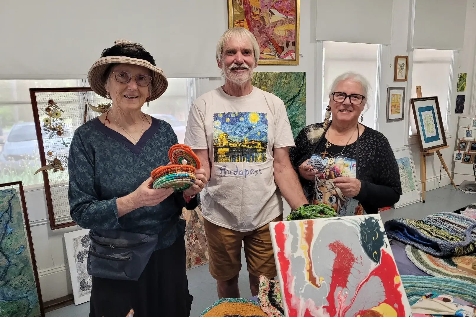 <p>VISITED: Yackandandah\\u2019s Julie  (left) and Russell Klose with U3A course facilitator Jennie Cowie at last week\\u2019s Indigo U3A crafts and arts exhibition in Beechworth. PHOTO: Coral Cooksley</p>\\n