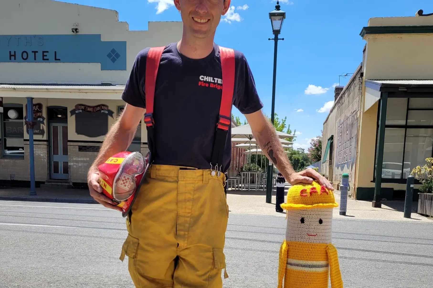 <p>APPECIATED: Chiltern Fire Brigade captain Shannon Beacom with one of the Chiltern Yarn Bombers\\u2019 creations to mark the community\\u2019s gratitude for their volunteer firefighters. PHOTO: Coral Cooksley </p>\\n