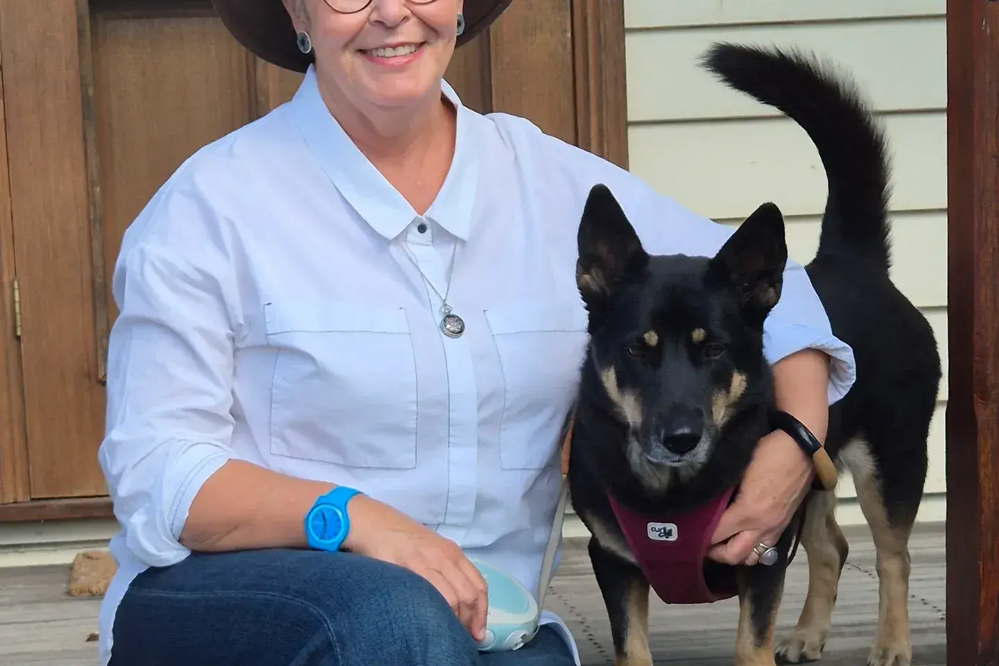<p>HAPPY VOLUNTEER: Beechworth\\u2019s Fiona Munday enjoys volunteering with the Quercus Beechworth Neighbourhood Centre for the Beechworth Young Cooks program. Photographed with her adored rescue pooch Jess from Brunei, living her best life in Beechworth.</p>\\n