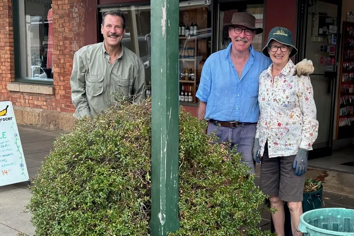 <p>SPRUCE-UP: Peter Kenyon (left), Jamie Kronborg and Joan Simms on Clean Up Australia Day pruned a planter maintained by the Goldfields Greengrocer team in Beechworth\\u2019s Ford Street.</p>\\n