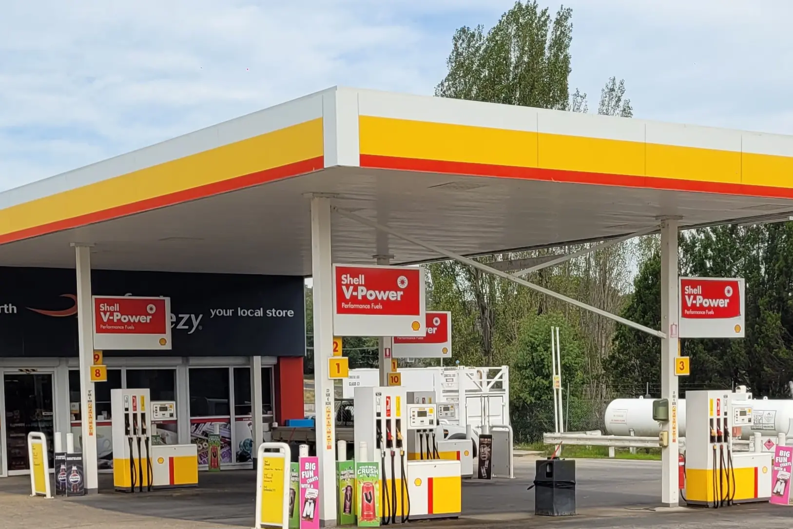 <p>NEEDED RELIEF: Beechworth\\'s Indigo Fuels manager Antony Manoj said fuel went five cents down per litre Wednesday for unleaded and diesel. PHOTO: Coral Cooksley</p>\\n