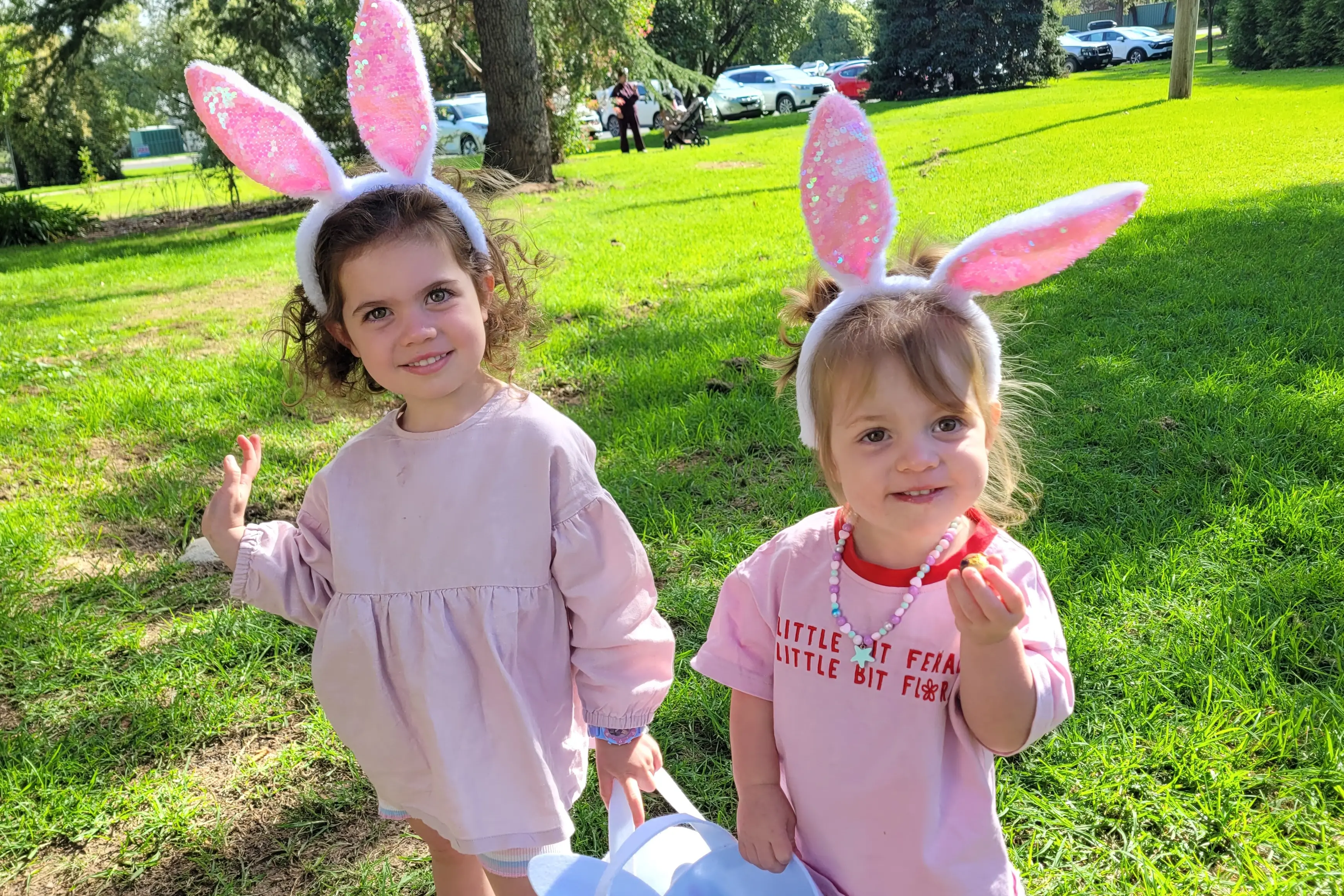 <p>EASTER FUN: Youngsters Zara Veneris (3) with her sister Bonnie (2) from Batemans Bay in NSW had a great time on Sunday morning at the Easter egg hunt. PHOTO: Coral Cooksley </p>\\n