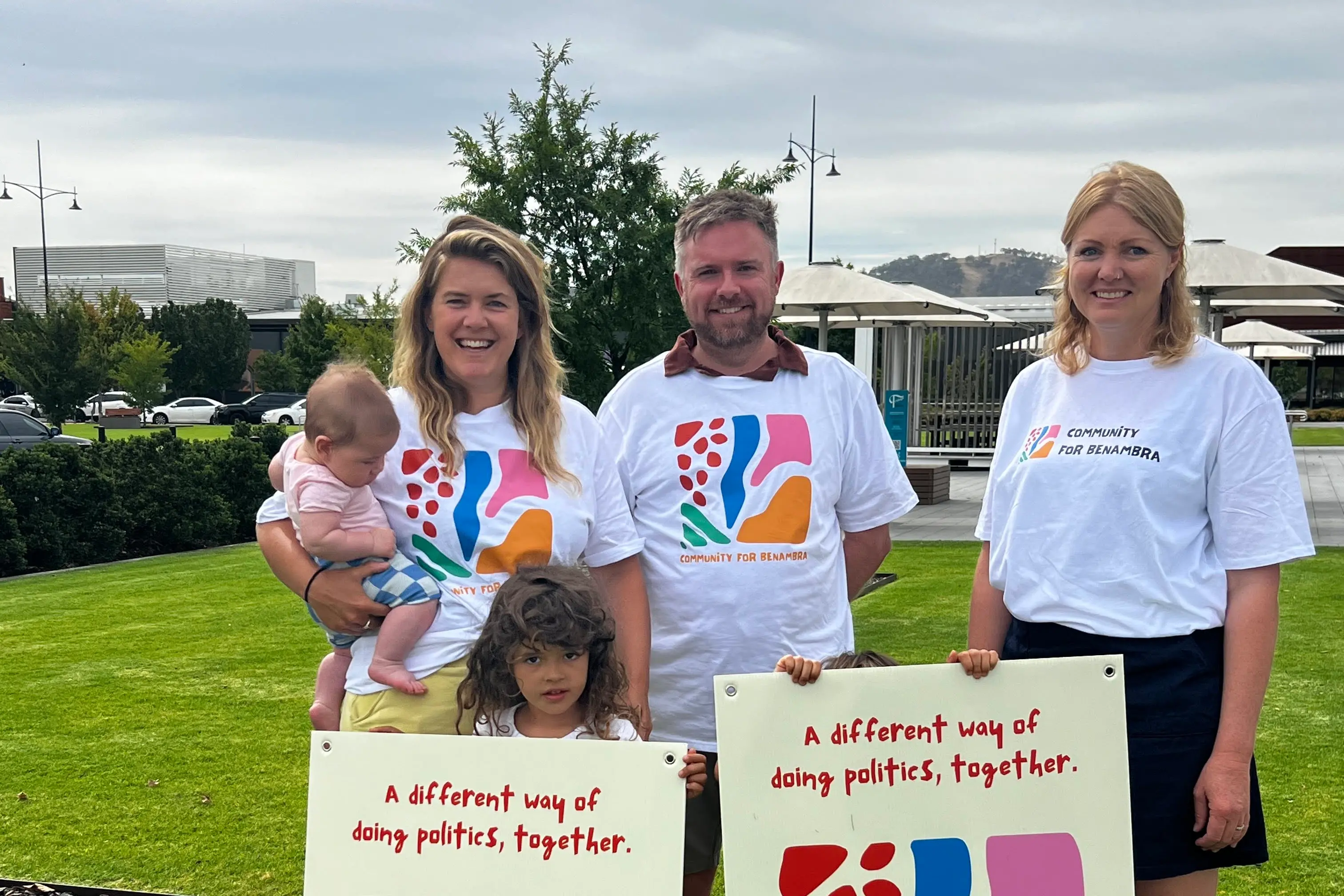 <p>GAUGING INTEREST: Maggie McGowan, Dom Somers and Alex Nelson for Community for Benambra.</p>\\n