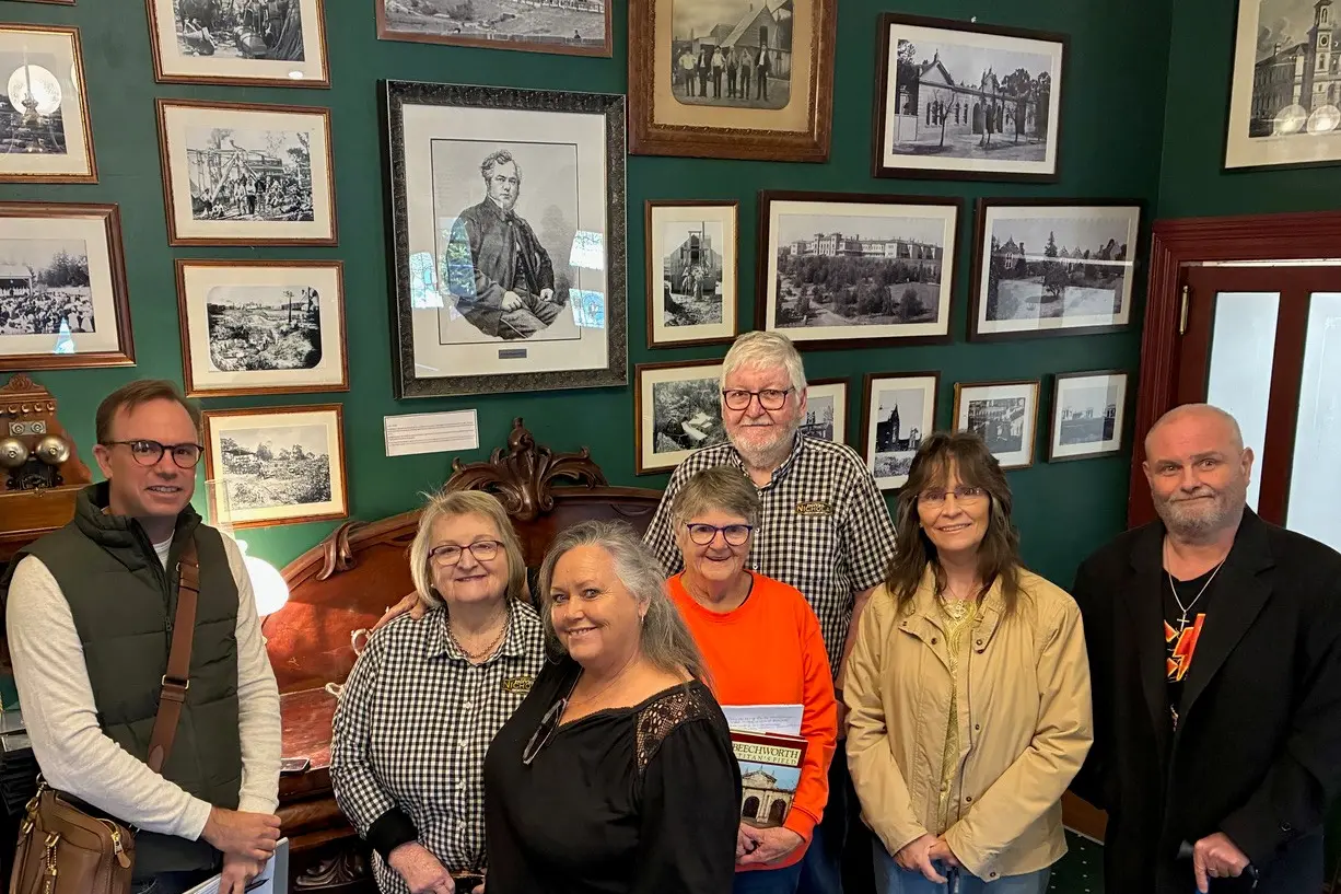 <p>PHOTOS ON THE WALL: Toby Daff (left), Lorraine Lucas, Zita Heywood, Chris Dormer, Ross Lucas, Karen Keith and Mark Perry take the historic photograph tour participants at Hotel Nicholas. PHOTO: Jamie Kronborg.</p>\\n