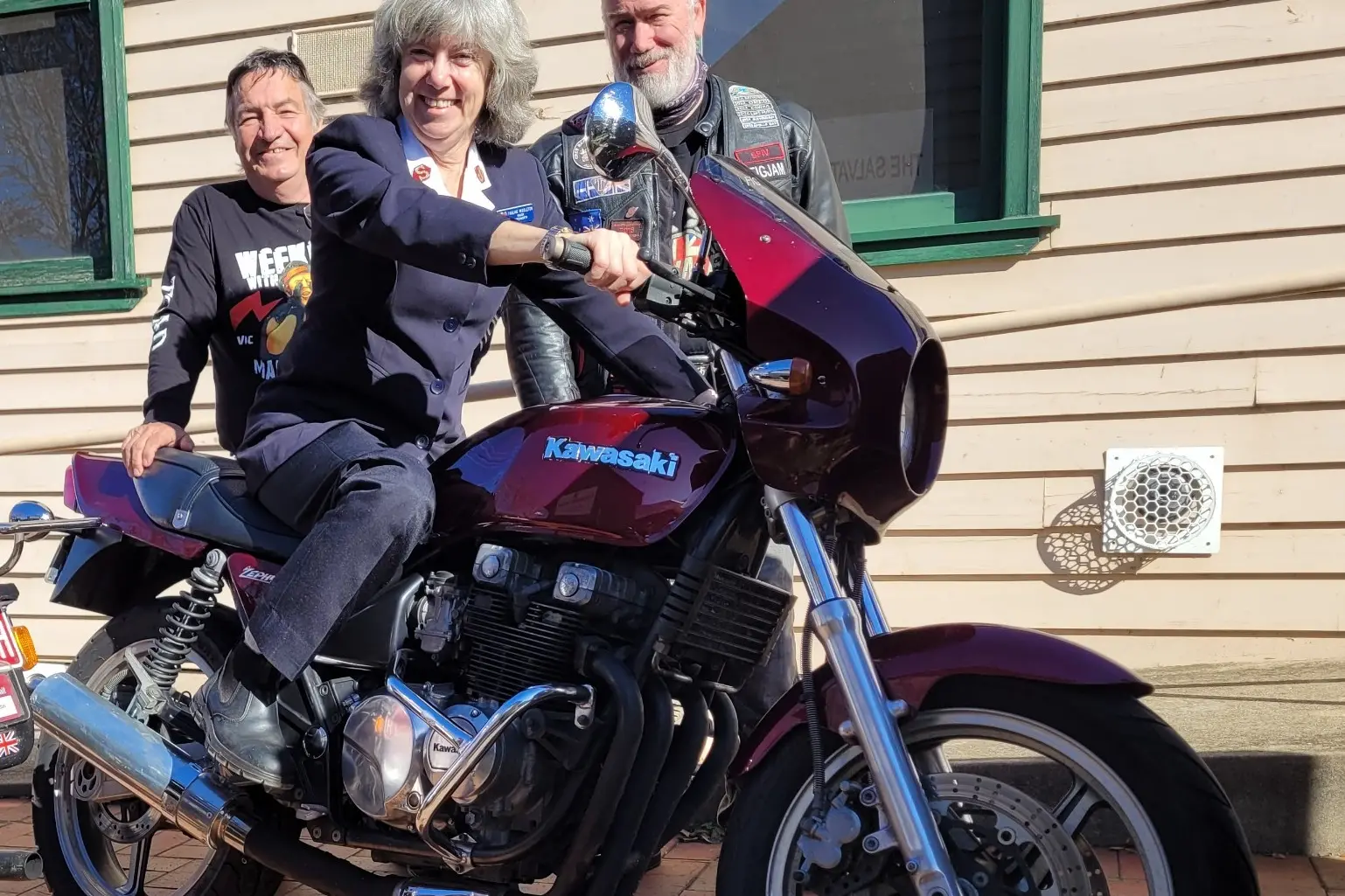 <p>BIG HEARTS: Myrtleford motorcyclist David Hogg (left) with Salvation Army major Pauline Middleton and Yackandandah\\u2019s Trevor Botting at last year\\u2019s blanket and jacket run. PHOTO: Coral Cooksley</p>\\n