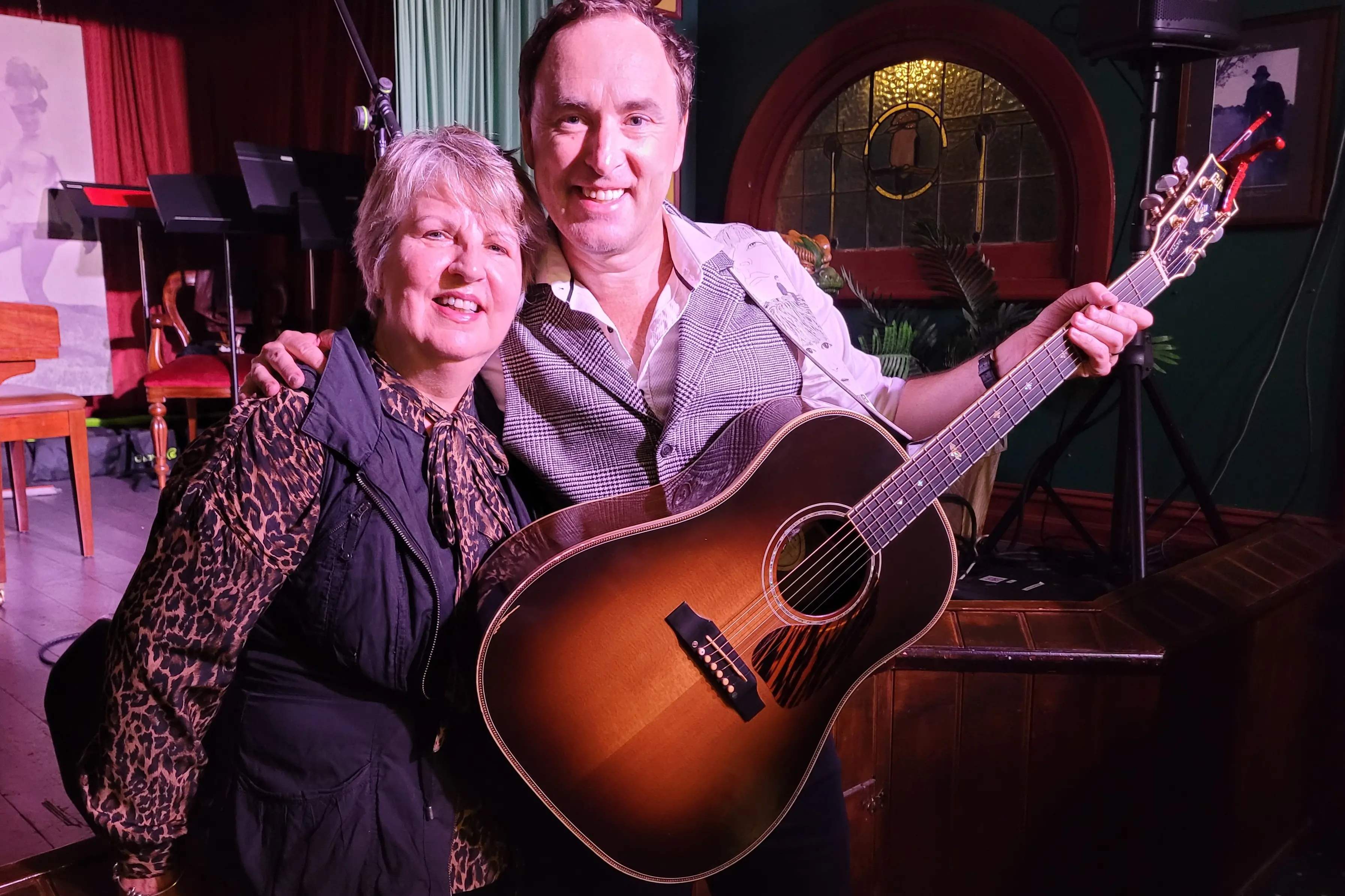 <p>HAPPY: Event organiser Beechworth\\u2019s Libby Day with Irish singer and songwriter Damien Leith at Sunday\\u2019s performance following Molly\\u2019s Song Pub Choir session.</p>\\n