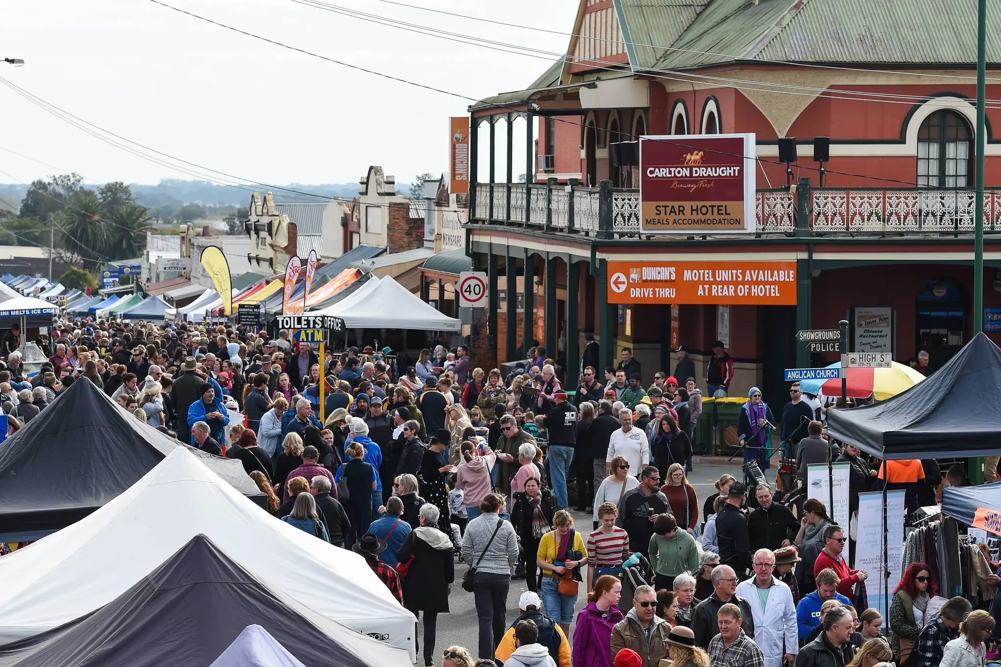 <p>HUGE CROWD: Organisers of this year\\'s Rutherglen Country Fair are expecting visitors from near and far on Sunday of the June long weekend. PHOTO: Rutherglen Rotary Club</p>\\n