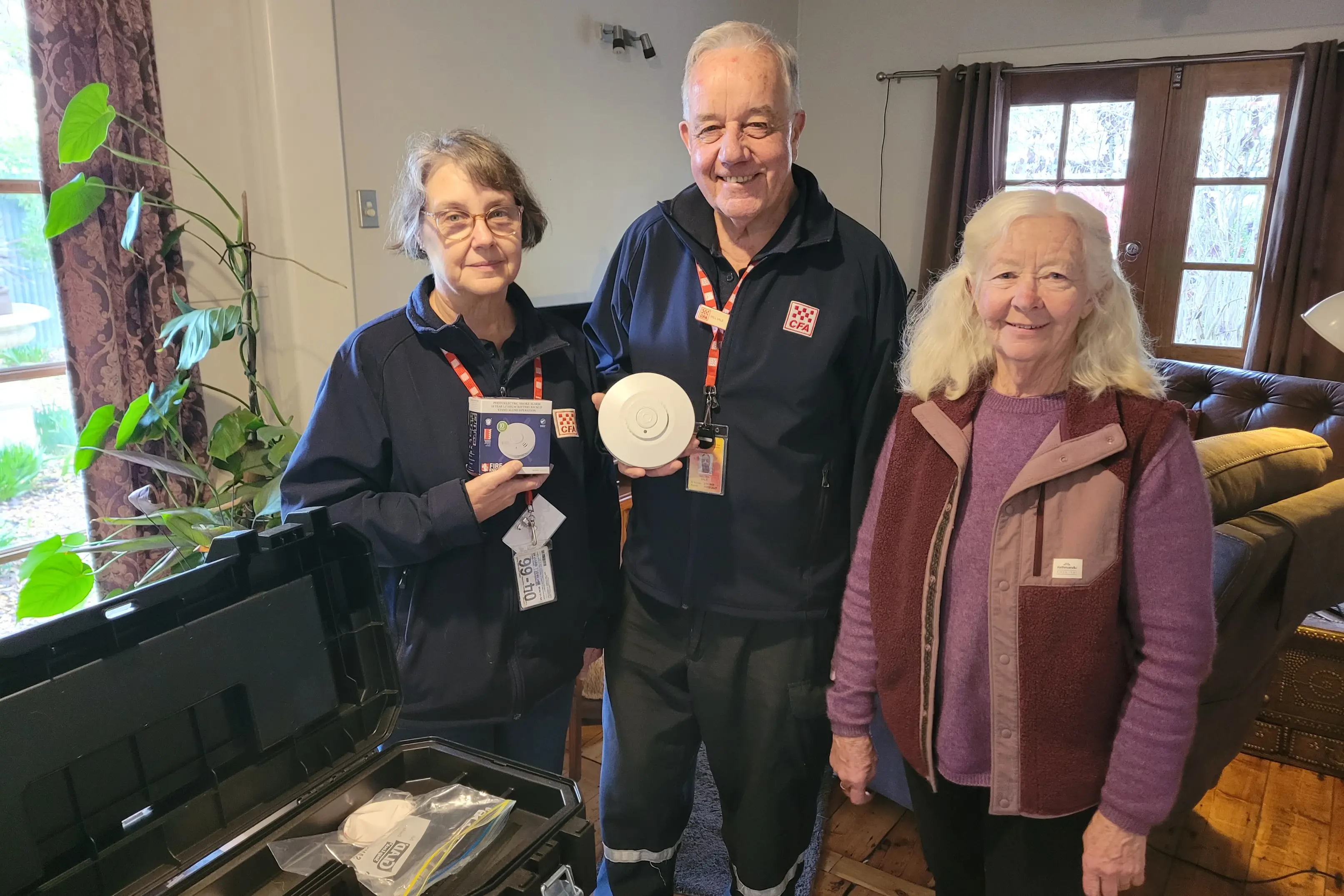 <p>SAFE: Chiltern Fire Brigade\\u2019s 3rd lieutenant Elizabeth Gill (left), volunteer Will Vale and local resident Sue Matheson with the smoke alarm at last week\\u2019s installation. PHOTO: Coral Cooksley</p>\\n