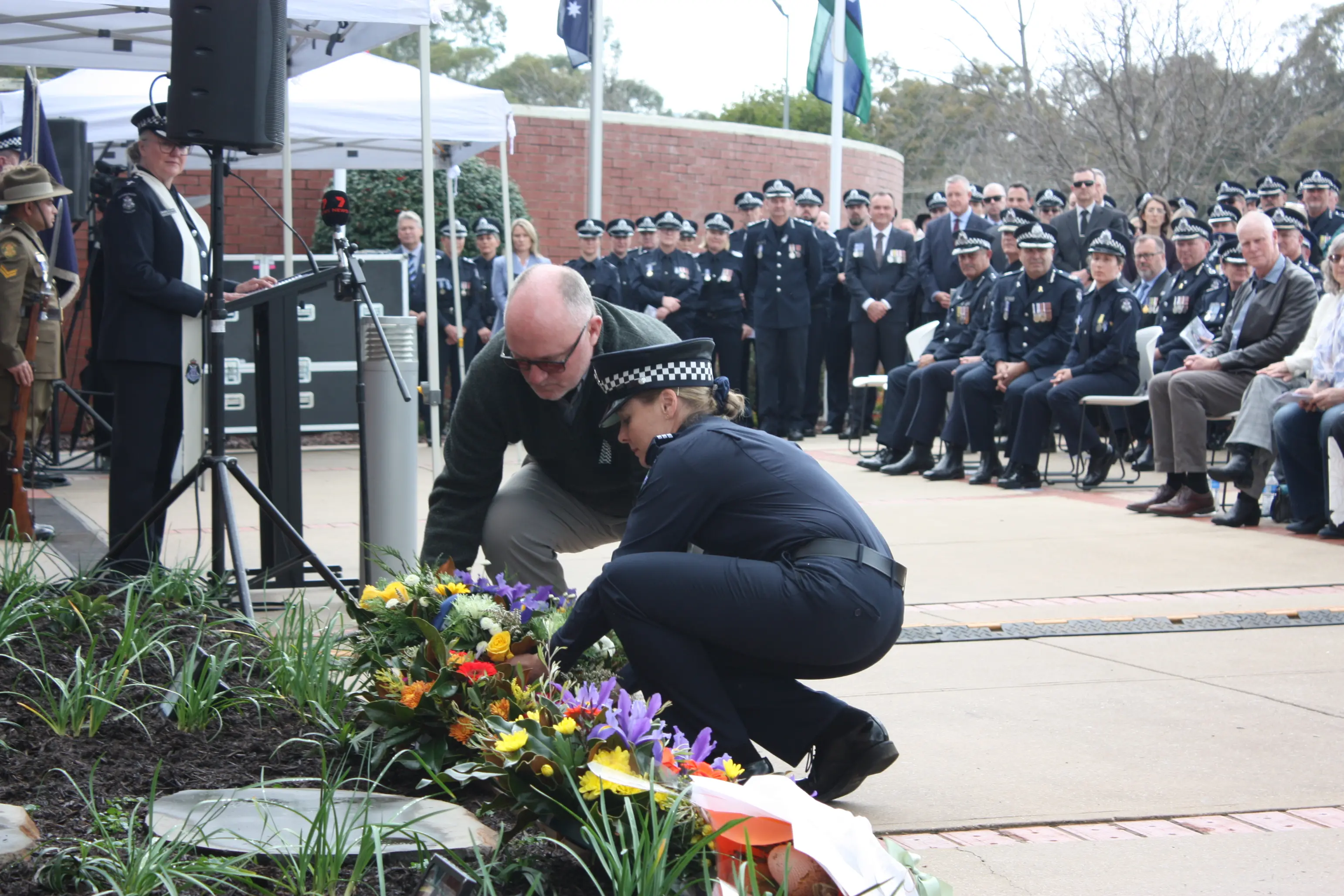 <p>NEVER FORGOTTEN: Ben Oliver, former police officer and friend of Detective Leading Senior Constable Neal Thompson with Neal\\'s partner, Sergeant Lisa Thompson laying a wreath at the newly unveiled memorial at the Wangaratta police station honouring Neal and Senior Constable Vadim de-Waart Hottart. PHOTOS: Bailey Zimmermann</p>\\n